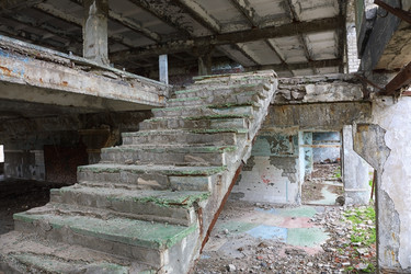 лестница в заброшенном комплексе - alkir
