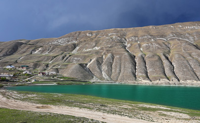 горное озеро мачох с потрясающим небом, россия - alkir