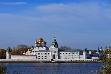 Свято-Троицкий Ипатьевский монастырь в ясный осенний день - Mishell