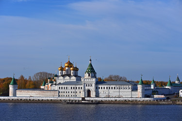 Свято-Троицкий Ипатьевский монастырь в ясный осенний день - Mishell
