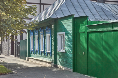 ULYANOVSK, RUSSIA. September 30, 2026. An old Russian house on a city street. . Autumn sunny day - LtlCthutq55
