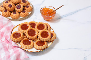 домашнее песочное печенье с джемом и вареньем на мраморном фоне - концепция современной выпечки и угощений на зерновой основе. идея для здорового завтрака, меню кафе или ресторана или шаблон - svetlanabalyn