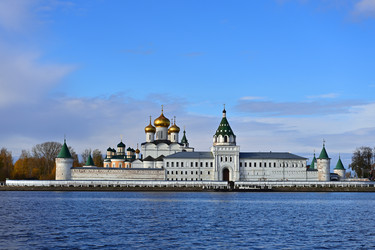 Старинный и красивый Свято-Троицкий Ипатьевский монастырь в Костроме - Mishell