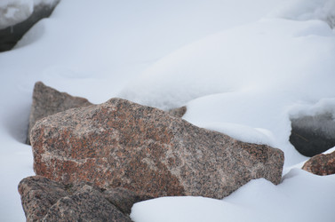гранитные скалы под глубоким снегом - Andrew_Swarga