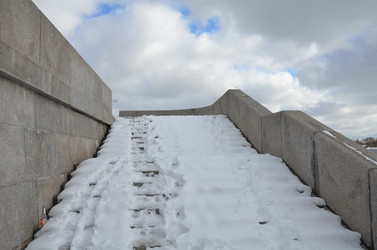 заснеженная гранитная лестница в городе - Andrew_Swarga