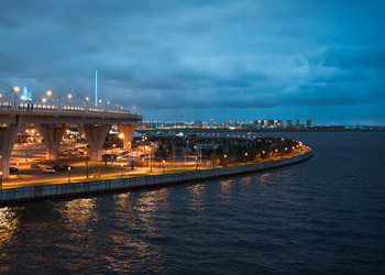 Вид на Финский залив и ЗСД на закате в пасмурную погоду. View of the Gulf of Finland and Lakhta Center at sunset in cloudy weather - KonstantinDK