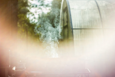 Дым над мангалом в дымке садового света - antonberdnikov
