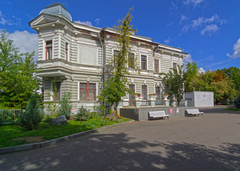 Городская усадьба М. Ф. Михайлова. Москва, улица Бахрушина, 17. Солнечный день в начале сентября - Wombat