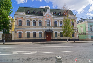 Старый двухэтажный дом с богато кекорированным фасадом, построенный в историческом стиле. Год постройки - 1880. Москва, улица Бахрушина, 23 стр. 2. Солнечный день в начале сентября - Wombat