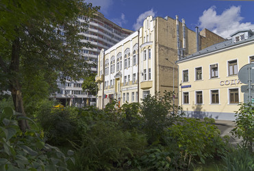Дом Асадуллаева, в котором расположен Татарский культурный центр. Москва, Малый Татарский переулок, 8. Солнечный день в начале сентября - Wombat