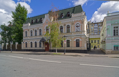 Старый двухэтажный дом с богато кекорированным фасадом, построенный в историческом стиле. Год постройки - 1880. Москва, улица Бахрушина, 23 стр. 2. Солнечный день в начале сентября - Wombat