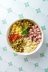 салат оливье по-русски с колбасой, огурцами и зеленым горошком - JuliaLavleis