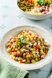 салат оливье по-русски с колбасой, огурцами и зеленым горошком - JuliaLavleis