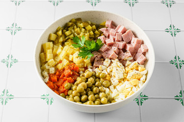 салат оливье по-русски с колбасой, огурцами и зеленым горошком - JuliaLavleis
