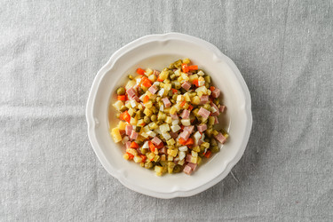 салат оливье по-русски с колбасой, огурцами и зеленым горошком - JuliaLavleis