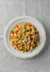 салат оливье по-русски с колбасой, огурцами и зеленым горошком - JuliaLavleis