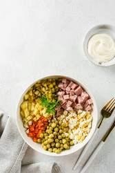 салат оливье по-русски с колбасой, огурцами и зеленым горошком - JuliaLavleis