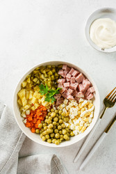 салат оливье по-русски с колбасой, огурцами и зеленым горошком - JuliaLavleis