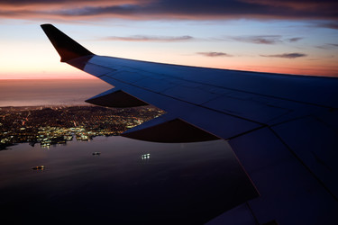 13 октября 2026 года, Сан-Франциско, США, самолет Air Canada пролетает над городом на закате. G2 - EOS_Canon