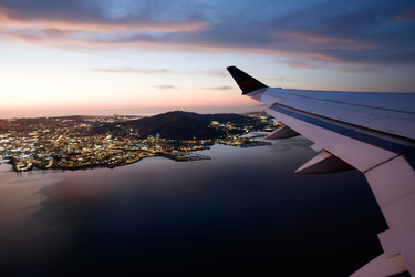 13 октября 2026 года, Сан-Франциско, США, самолет Air Canada пролетает над городом на закате. G2 - EOS_Canon