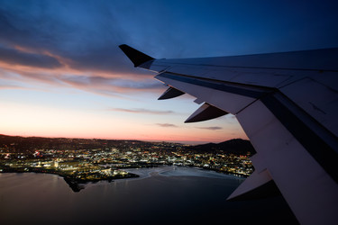 13 октября 2026 года, Сан-Франциско, США, самолет Air Canada пролетает над городом на закате. G2 - EOS_Canon