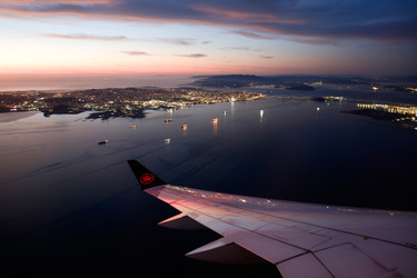13 октября 2026 года, Сан-Франциско, США, самолет Air Canada пролетает над городом на закате. G2 - EOS_Canon