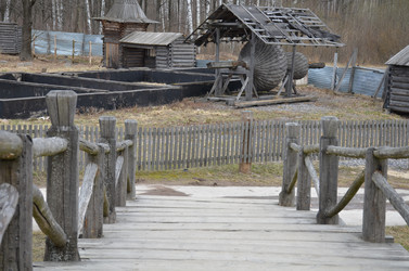 деревянный мост в исторической деревне - Andrew_Swarga