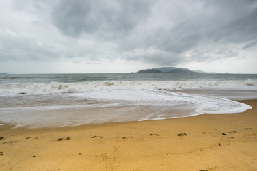 штормовой день в бухте нячанг - gumbao