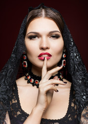 молодая красивая женщина в черном платье на фоне цвета марсала - Serg Zastavkin