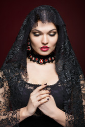 молодая красивая женщина в черном платье на фоне цвета марсала - Serg Zastavkin