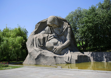 Скульптура «Скорбящая мать» на площади Скорби мемориального комплекса «Героям Сталинградской битвы» - Lisa77