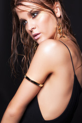 женщина с влажным блестящим макияжем на черном фоне - Serg Zastavkin
