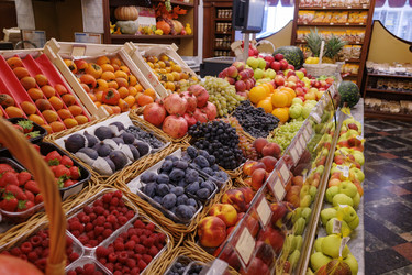 красочный ассортимент свежих фруктов в плетеных корзинах на продуктовом рынке - cookelma