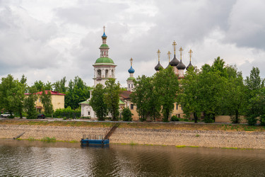 вологда, россия. успенская церковь на берегу реки вологды, зимняя церковь 18 века с колокольней в стиле барокко - Kristina Maikova