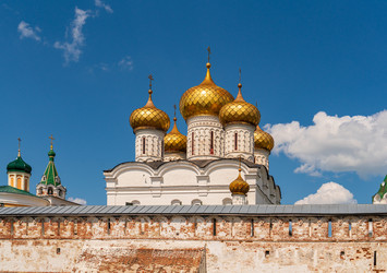 кострома, россия. золотые купола троицкого собора ипатьевского монастыря на фоне голубого неба - Kristina Maikova