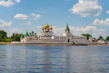 кострома, россия. свято-троицкий ипатьевский монастырь, исторический русский православный комплекс на левом берегу волги, виден из-за воды - Kristina Maikova