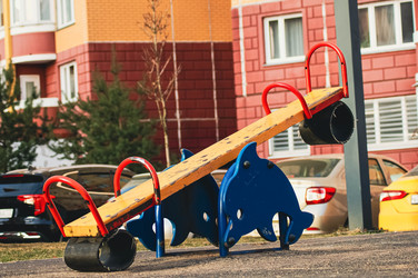 Качели‑балансир на дворовой площадке у жилого дома - LettaFun