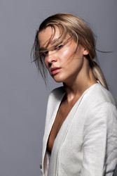 портрет молодой красивой женщины в повседневном белом жакете - Serg Zastavkin