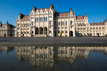 здание венгерского парламента в будапеште - gumbao