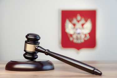 Молоток судьи на фоне герба РФ - sergeycanon