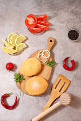 замороженные сырые котлеты для быстрого приготовления. котлеты из соевого мяса,вегетарианские и веганские блюда, лук, помидоры, лимон, чеснок,рецепт аппетитных шницелей и стейков из говядины, варианты меню для кафе - svetlanabalyn