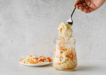 квашеная капуста в банке с ферментированными продуктами - JuliaLavleis