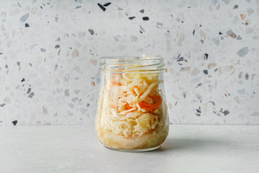 квашеная капуста в банке с ферментированными продуктами - JuliaLavleis