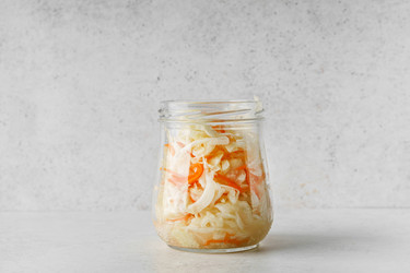 квашеная капуста в банке с ферментированными продуктами - JuliaLavleis