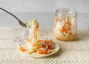 квашеная капуста в банке с ферментированными продуктами - JuliaLavleis