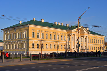 Красивое старинное здание городской администрации в центре города Костромы - Mishell