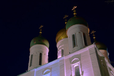Купола православного храма с ночной подсветкой, Успенский собор в Коломне - Demanval