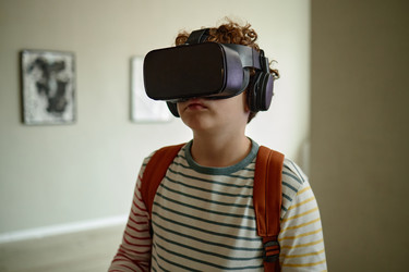 Школьник в Vr-гарнитуре для экскурсии по Виртуальному музею - SeventyFour