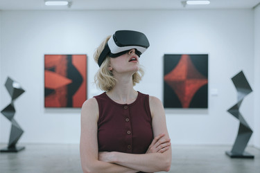 Женщина в Vr-гарнитуре знакомится с искусством в Современной галерее - SeventyFour